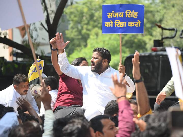 Aap Leaders And Workers Stage Protest Over Sanjay Singh Arrest In Delhi Excise Policy Case 7435