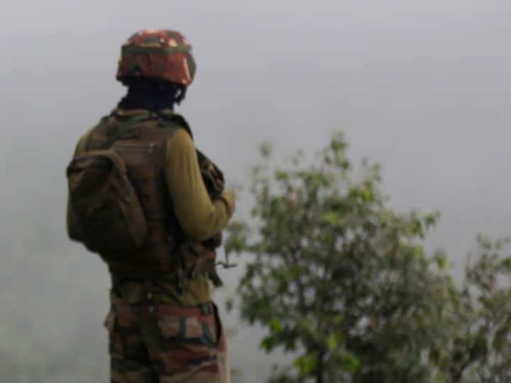 जम्मू-कश्मीर के राजौरी में आर्मी अधिकारी ने अपने साथियों पर चलाई गोली, कई जख्मी