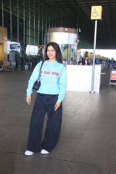 Mumbai: મુંબઇ એરપોર્ટ પર જોવા મળ્યા ભૂમિ પેડનેકર અને સોનાલી બેન્દ્રે, જુઓ તસવીરો