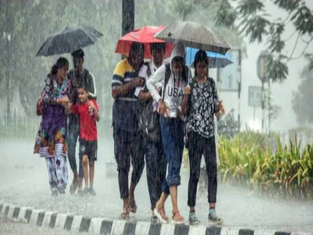 TN Rain Alert: 8 மற்றும் 9-ஆம் தேதிகளில் கொட்டப்போகும் மழை.. எந்தெந்த மாவட்டங்களில் ? இன்றைய வானிலை நிலவரம்.. According to the Meteorological Department, 13 districts of Tamil Nadu are likely to experience heavy rains for the 8 and 9th october. TN Rain Alert: 8 மற்றும் 9-ஆம் தேதிகளில் கொட்டப்போகும் மழை.. எந்தெந்த மாவட்டங்களில் ? இன்றைய வானிலை நிலவரம்..