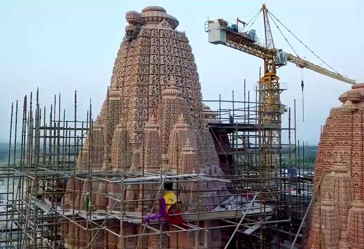 અબુધાબીના અબુ મુરેકામાં 2018ની સાલમાં 27 એકર પ્લોટમાં મંદિરનો શિલાન્યાસ થયો હતો.