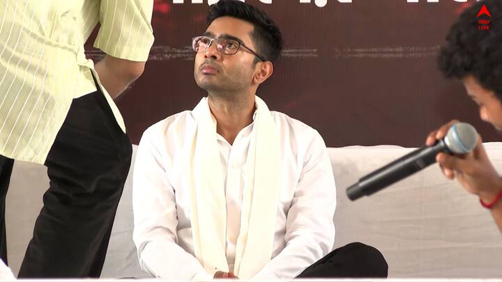 যদিও অভিষেক বন্দ্যোপাধ্যায় ইতিমধ্যেই বলে দিয়েছেন, 'রাজ্যপালের দেখা না পাওয়া পর্যন্ত ধর্না চালিয়ে যাব।'