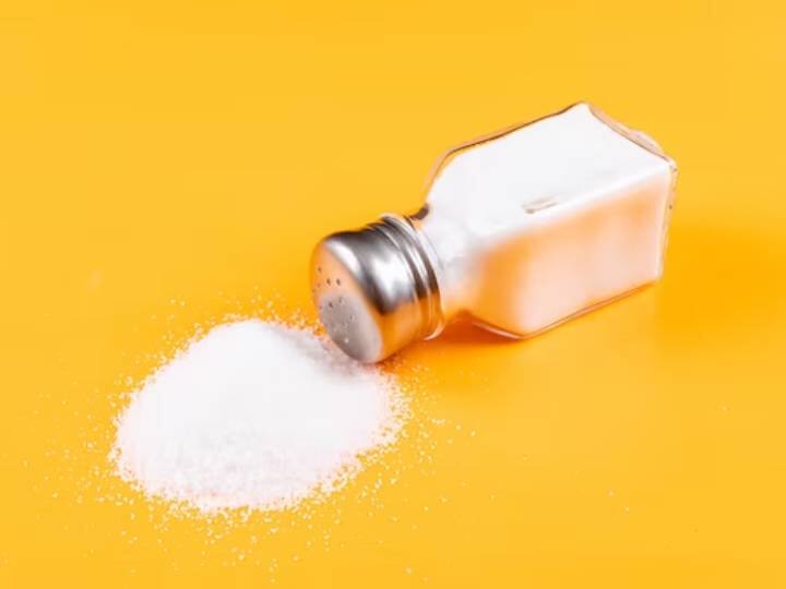 आप पूरे दिन में कितना सोडियम खाते हैं उसका खास ध्यान रखें. किस तरह से सोडियम खा रहे और सोर्स क्या है इसका पूरा ध्यान रखें.