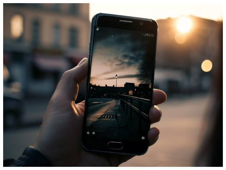 આંગળીઓની અંદર ચેતા હોય છે જે હલનચલનમાં મદદ કરે છે. આ નસો પાતળા આવરણથી ઢંકાયેલી હોય છે.જો આપણે આંગળીઓને સતત વાળીને સીધી કરતા રહીએ તો નસોમાં સોજો આવે છે. કવર પણ ફૂલી જાય છે. જ્યારે સોજોવાળી નસ પાતળા આવરણમાંથી પસાર થાય છે, ત્યારે ધબ્બાનો અવાજ સંભળાય છે. આ ટ્રિગર આંગળીનું મુખ્ય કારણ છે.