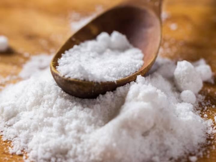 खासकर जब आप सोडियम कम खा रहे हैं तो शरीर में इलेक्ट्रोलाइट्स का लेवल बनाए रखें ताकि हेल्थ आपका अच्छा हो.