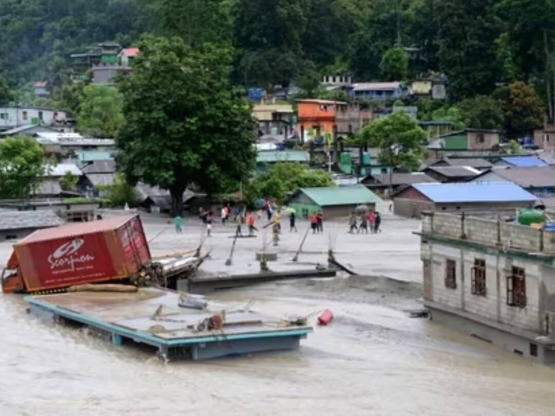 Sikkim Floods Marathi News NDRF team campaign to save people trapped in tunnel  Sikkim Floods : सिक्कीममध्ये महापुराचा हाहाकार, 18 जणांचा मृत्यू, 98 बेपत्ता, 48 तासांपासून लोक बोगद्यात अडकले