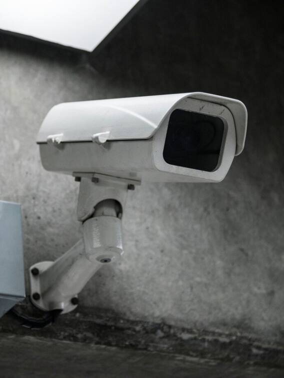 कमरे या बाथरूम में लगे हिडन कैमरे का ऐसे लगाएं पता