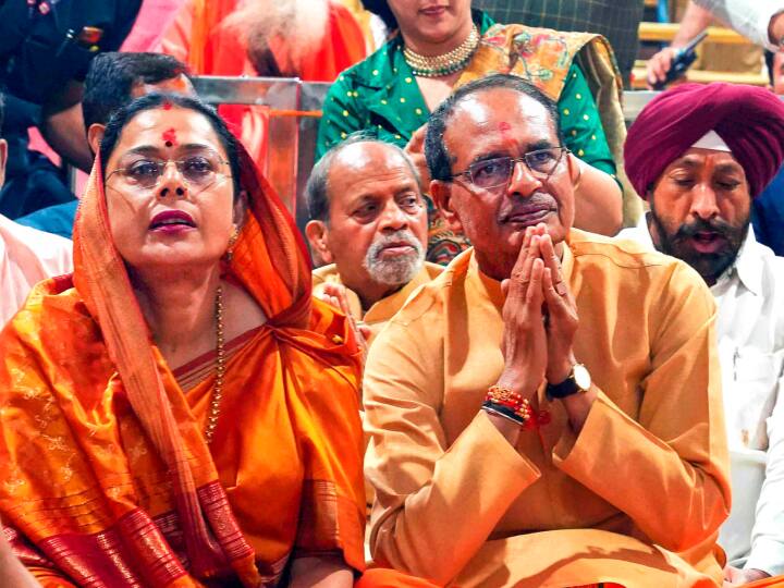 MP Elections 2023 CM Shivraj Singh Chouhan sought blessings of saints to guide on Politics 'फिसलन भरी राजनीतिक सड़कें, मार्गदर्शन करें...', जब संतों से बोले सीएम शिवराज सिंह चौहान