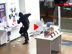 मोबाइल फोन के शोरूम में शीशा तोड़कर घुसा शख्स, खराब कर डाले सारे सेलफोन, इंटरनेट पर वायरल हुआ VIDEO