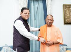 उत्तराखंड पहुंचे मुख्यमंत्री योगी आदित्यनाथ का सीएम धामी ने किया स्वागत, बाबा केदार के करेंगे दर्शन