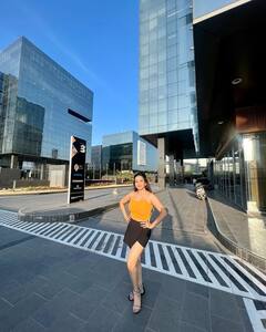 Monalisa: રોડ પર મિનિ સ્કર્ટમાં ગ્લેમરસ પોઝ આપતી જોવા મળી મોનાલિસા