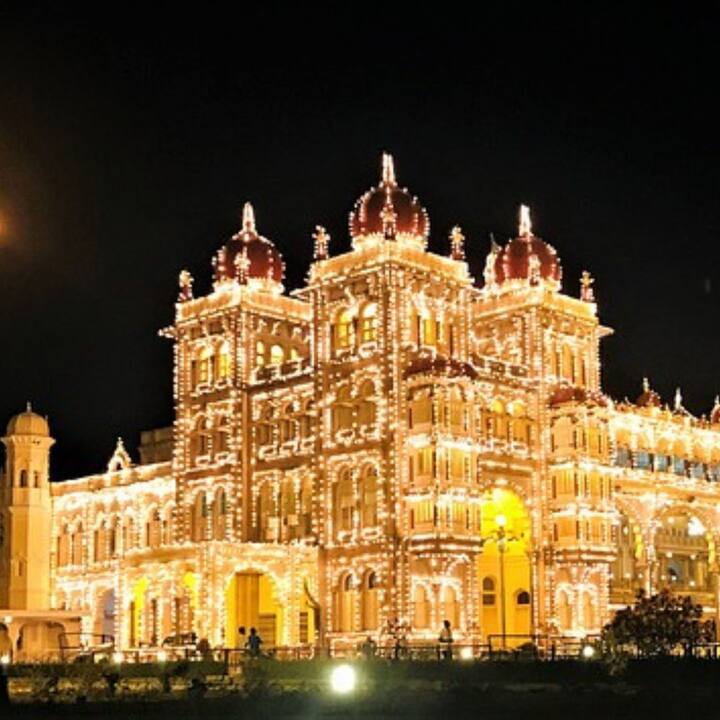 এই তালিকায় অপর একটি সংযোজন কর্ণাটকের মহীশূর। দশেরার সময় রাস্তায় হাতি এবং রঙিন কুচকাওয়াজ দেখা যায়। মহীশূর প্রাসাদের চমৎকার আলো শহরের পরিবেশকে মহামান্বিত করে তোলে। উৎসবের জন্য অক্টোবর মাসে মহীশূর অবশ্যই একটি পরিদর্শনযোগ্য জায়গা।
