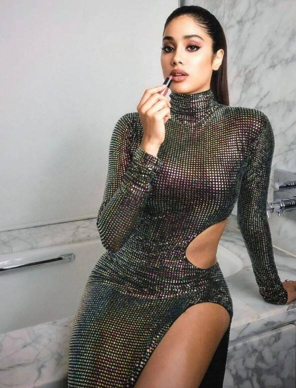 બોલીવૂડ અભિનેત્રી જાહ્નવી તેના બોલ્ડ અને હોટ અંદાજ માટે જાણીતી છે. અભિનેત્રીના દરેક લૂક સોશિયલ મીડિયામાં આગની જેમ વાયરલ થાય છે. ચાહકો જાહ્નવીની તસવીરોને લાઈક કરે છે.