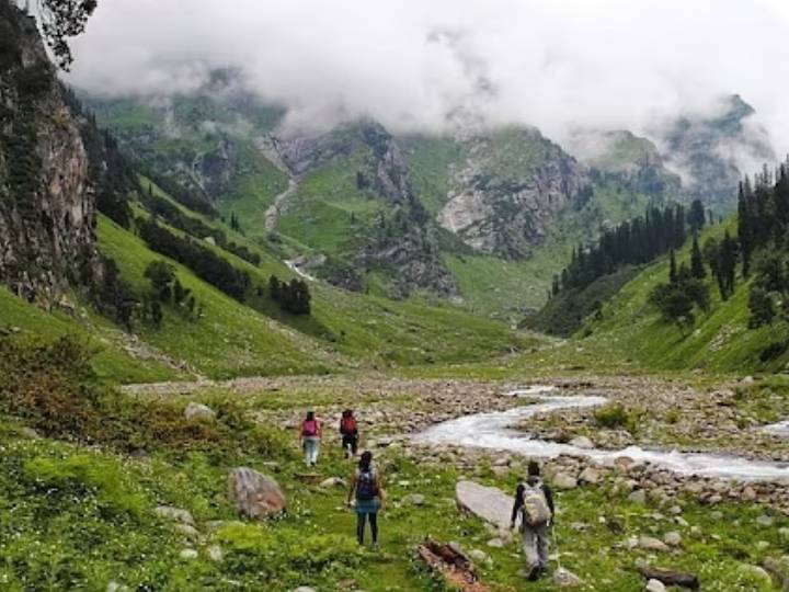 Embracing The Outdoors: ट्रेकिंगला जायचा विचार करताय? तर हे आहेत भारतातील सर्वोत्तम ट्रेक, आजच करला बुक