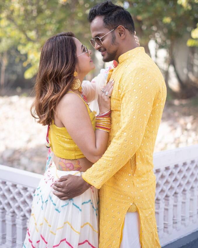 'वैसे भी जब बॉलीवुड के बड़े-बड़े सेलेब्स को इन चीजों से फर्क नहीं पड़ता तो मैं कौन ही होती हूं शिकायत करने वाली...'  बता दें कि देवोलीना अपने पति संग काफी खुश है. सोशल मीडिया पर वे आए दिन तस्वीरें शेयर करती रहती हैं.