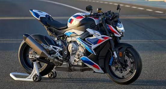 BMW M 1000 R ਸੁਪਰਬਾਈਕ ਨਾਲ ਮੁਕਾਬਲਾ ਕਰਨ ਵਾਲੀਆਂ ਬਾਈਕਾਂ ਵਿੱਚ Ducati Panigale V4 SP2 ਬਾਈਕ, ਭਾਰਤੀ ਮੋਟਰਸਾਈਕਲ ਰੋਡਮਾਸਟਰ ਬਾਈਕ, ਇੰਡੀਅਨ ਮੋਟਰਸਾਈਕਲ ਪਰਸੂਟ ਬਾਈਕ ਅਤੇ Kawasaki Z H2 ਬਾਈਕ ਸ਼ਾਮਲ ਹਨ।