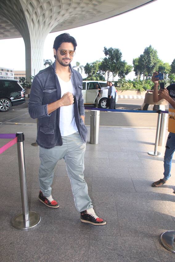 सिद्धार्थ मल्होत्रा पापराझीच्या कॅमेरात कैद..