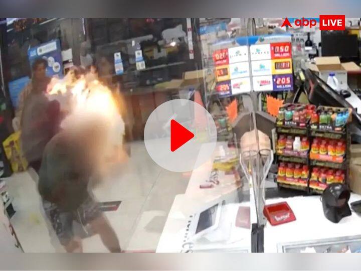 दुकानदार ने नहीं करने दी चोरी, तो शख्स ने उसके सिर में लगाई आग, सामने आया डरावना VIDEO Weird News Hindi Shoplifter Sets Store Clerk Head On Fire Stolen With Lighter fluid दुकानदार ने नहीं करने दी चोरी, तो शख्स ने उसके सिर में लगाई आग, सामने आया डरावना VIDEO