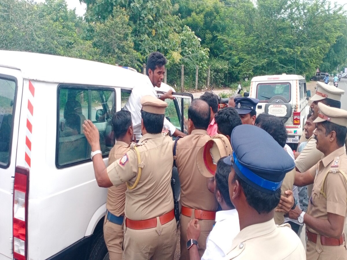 செமஸ்டர் தேர்வு கட்டணம் உயர்வு;  திருவண்ணாமலையில்  திருவள்ளுவர் பல்கலைக்கழகத்தை கண்டித்து  2000 மாணவர்கள் போராட்டம்