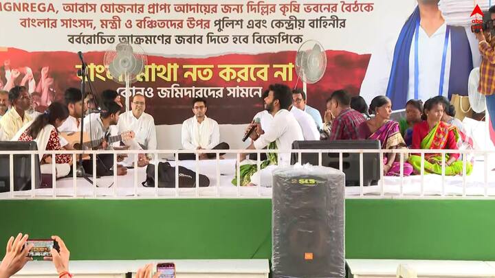 গতকাল থেকে সারারাত ধর্নামঞ্চেই কাটিয়েছেন তৃণমূলের সাধারণ সম্পাদক।