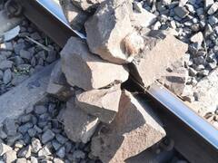 Central Railway : चिंचवड ते आकुर्डी स्थानकादरम्यान रुळावर रचले होते मोठे दगड, पाहा फोटो