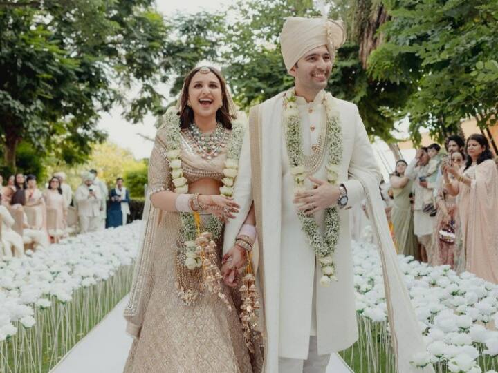 Parineeti Chopra grand welcome at husband Raghav Chadha house beautiful video surfaced watch here Raghav Chadha के घर ऐसे हुआ बहूरानी Parineeti Chopra का गृह प्रवेश, ज़मीन से उठाईं प्लेट्स, फिर खेला ये खेल...देखें खूबसूरत वीडियो