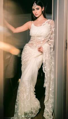 Mouni Roy: ਟ੍ਰਾਂਸਪੇਰੇਂਟ ਸਾੜੀ ਅਤੇ ਮੱਥੇ 'ਤੇ ਮਾਂਗ ਟਿੱਕਾ, ਮੌਨੀ ਰਾਏ ਦੇ ਇਸ ਲੁੱਕ 'ਤੇ ਰੁਕ ਜਾਣਗੀਆਂ ਅੱਖਾਂ