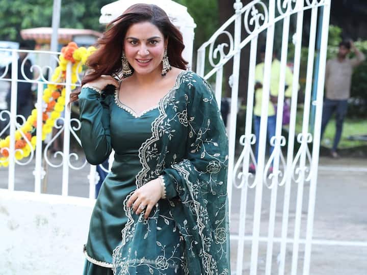 Shraddha Arya treated fans with pictures in a green ethnic suit looking elegant as ever; see