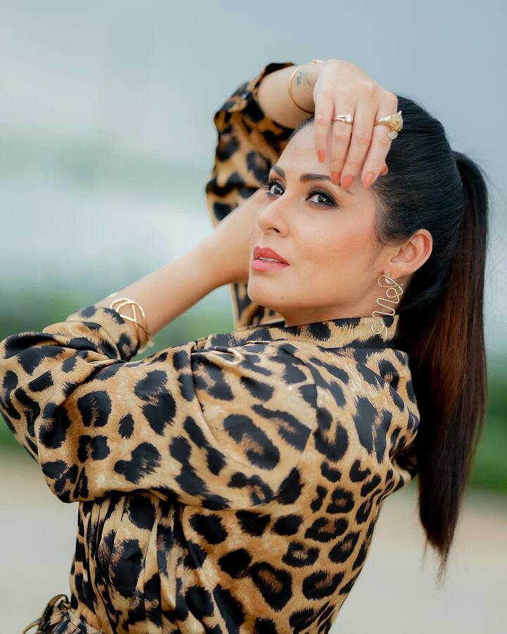 தொலைக்காட்சி நிகழ்ச்சிகளில் நடுவராக பங்குபெற்று வந்தார்.