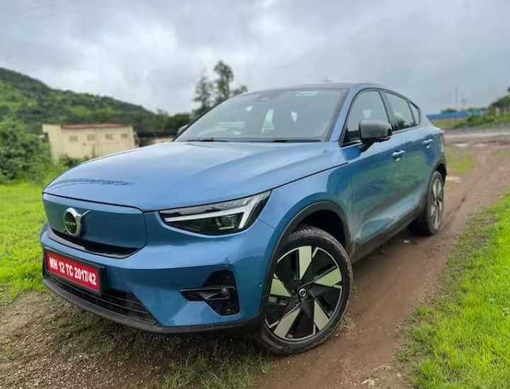 ਵੋਲਵੋ ਦਾ Volvo C40 ਰੀਚਾਰਜ ਵੀ ਤੀਜੇ ਨੰਬਰ 'ਤੇ ਹੈ। ਕੰਪਨੀ ਇਸ ਨੂੰ 61.25 ਲੱਖ ਰੁਪਏ ਦੀ ਐਕਸ-ਸ਼ੋਰੂਮ ਕੀਮਤ 'ਤੇ ਵੇਚਦੀ ਹੈ। ਇਹ XC40 ਰੀਚਾਰਜ ਦੇ ਨਾਲ ਇੱਕ 78 kWh ਪਾਵਰ ਟਰੇਨ ਪ੍ਰਾਪਤ ਕਰਦਾ ਹੈ, ਜਿਸਦੀ WLTP ਦਾਅਵਾ ਕੀਤੀ ਰੇਂਜ 530 ਕਿਲੋਮੀਟਰ ਤੱਕ ਹੈ। ਕੰਪਨੀ ਦਾ ਦਾਅਵਾ ਹੈ ਕਿ ਇਸ ਕਾਰ ਲਈ 0-100 ਕਿਲੋਮੀਟਰ ਦੀ ਸਪੀਡ 4.7 ਸੈਕਿੰਡ ਵਿੱਚ ਅਤੇ ਟਾਪ ਸਪੀਡ 180 ਕਿਲੋਮੀਟਰ ਪ੍ਰਤੀ ਘੰਟਾ ਹੈ।