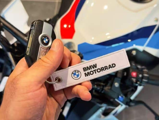 BMW ਨੇ ਭਾਰਤੀ ਬਾਜ਼ਾਰ 'ਚ ਆਪਣੀ ਸੁਪਰਬਾਈਕ M 1000 R ਨੂੰ ਲਾਂਚ ਕਰ ਦਿੱਤਾ ਹੈ। ਅੱਗੇ ਅਸੀਂ ਤੁਹਾਨੂੰ ਇਸ ਦੀਆਂ ਤਸਵੀਰਾਂ ਦਿਖਾਉਣ ਜਾ ਰਹੇ ਹਾਂ, ਹੋ ਸਕਦਾ ਹੈ ਕਿ ਤੁਸੀਂ ਇਸ ਨੂੰ ਖਰੀਦਣ ਦਾ ਫੈਸਲਾ ਕਰੋ।