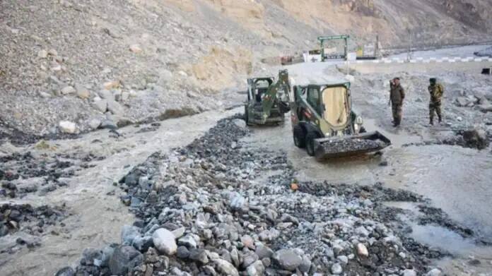 સિક્કિમમાં સેનાના લાપતા જવાનોની શોધ યથાવત, આર્મી એરફોર્સે શરૂ કર્યું મેગા રેસ્ક્યુ ઓપરેશન Army Air Force Mega Rescue Operation in Sikkim સિક્કિમમાં સેનાના લાપતા જવાનોની શોધ યથાવત, આર્મી એરફોર્સે શરૂ કર્યું મેગા રેસ્ક્યુ ઓપરેશન