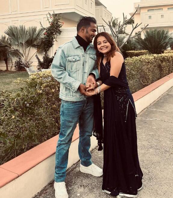 वहीं देवोलीना ने अपने पति को क्रेडिट देते हुए कहा कि 'मैं शहनवाज का शुक्रिया अदा करना चाहूंगी कि उनकी वजह से मैं आज बेहद स्ट्रॉन्ग बन चुकी हूं. वह ट्रोलिंग पर बिल्कुल भी ध्यान नहीं देते और मुझे भी यही सिखाते हैं.