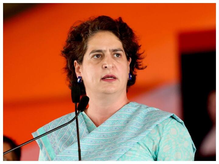 Priyanka Gandhi gets Election commission notice over rupee 21 remark targeted at PM Modi in Rajasthan election rally Priyanka Gandhi Vadra :  प्रियांका गांधींना पंतप्रधान मोदींवरील टीका भोवणार? निवडणूक आयोगाने बजावली नोटीस