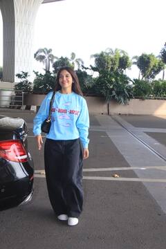 Mumbai: મુંબઇ એરપોર્ટ પર જોવા મળ્યા ભૂમિ પેડનેકર અને સોનાલી બેન્દ્રે, જુઓ તસવીરો