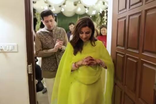 ਇਹ ਏਰੀਆ ਰਾਘਵ ਚੱਢਾ ਦੇ ਘਰ ਦਾ ਲਿਵਿੰਗ ਰੂਮ ਲੱਗ ਰਿਹਾ ਹੈ ਜਿੱਥੇ ਫਿਲਹਾਲ ਦੋਵਾਂ ਨੂੰ ਸਪੈਸ਼ਲ ਫੀਲ ਕਰਵਾਉਣ ਲਈ ਉਨ੍ਹਾਂ ਦੀਆਂ ਫੋਟੋਆਂ ਲਗਾਈਆਂ ਗਈਆਂ ਹਨ। ਰਾਘਵ ਅਤੇ ਪਰੀ ਦੇ ਪਿੱਛੇ ਇੱਕ ਚਿੱਟੇ ਰੰਗ ਦਾ ਮੇਜ਼ ਵੀ ਦਿਖਾਈ ਦੇ ਰਿਹਾ ਹੈ, ਜਿਸ ਵਿੱਚ ਫੋਟੋ ਫ੍ਰੇਮ ਤੋਂ ਇਲਾਵਾ ਫੁੱਲਦਾਨ ਅਤੇ ਮੋਮਬੱਤੀਆਂ ਦਿਖਾਈ ਦੇ ਰਹੀਆਂ ਹਨ।