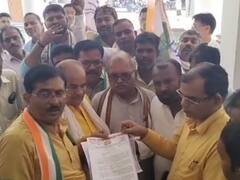 ED की छापेमारी को लेकर कांग्रेस नेताओं का प्रदर्शन, जिला कलेक्ट्रेट कार्यालय में सौंपा ज्ञापन