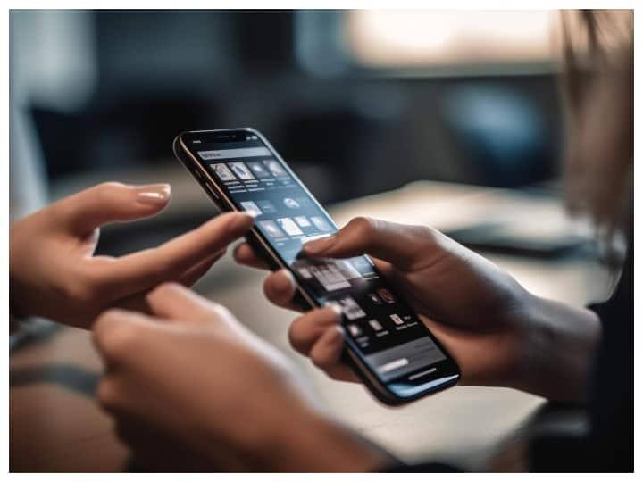 મોબાઈલ ફોનના વધુ પડતા ઉપયોગથી આંગળીઓમાં 'ટ્રિગર ફિંગર' નામની સમસ્યા થવા લાગી છે. તેના કારણે આંગળીઓમાં દુખાવો, સોજો અને જકડાઈ જાય છે. વિશ્વભરમાં લગભગ 2% લોકો તેનાથી પીડાય છે. આવી સ્થિતિમાં આપણે મોબાઈલ ફોનનો ઓછો ઉપયોગ કરવા પર ધ્યાન આપવું જોઈએ.