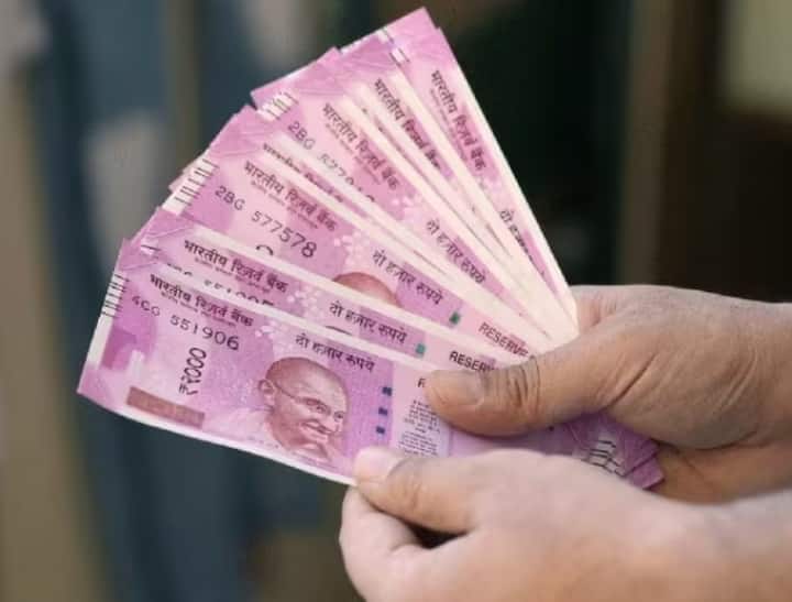 भारतीय रिझर्व्ह बँकेने 30 सप्टेंबरपर्यंत 2000 रुपयांची नोट बदलून घेण्याची अंतिम मुदत दिली होती. त्यानंतर 7 ऑक्टोबर पर्यंत ही मुदत वाढवण्यात आली होती. ही अंतिम मुदत देखील आता संपली आहे.