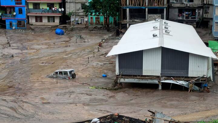 Natural Disaster:বৃহস্পতিবার বিকেল পর্যন্ত মৃতের সংখ্যা ছিল ১৪, সন্ধে পেরোতেই সিকিমের বিপর্যয়ে প্রাণহানির  সংখ্যা পৌঁছে গেল ১৮-য়।