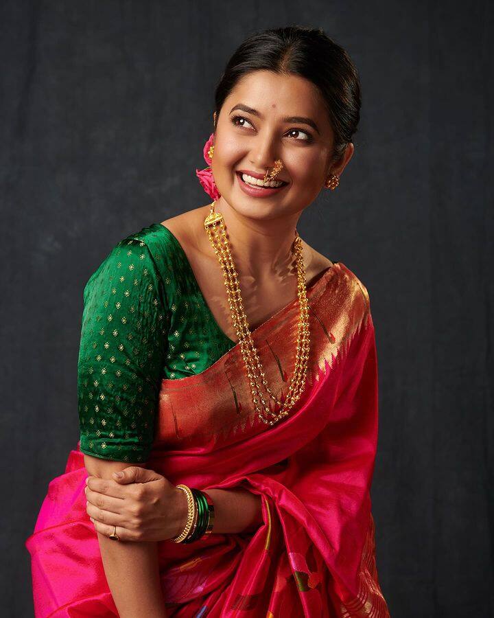 या फोटोशूटवर प्राजक्ताच्या सौंदर्यावर चाहते भाळले आहेत.