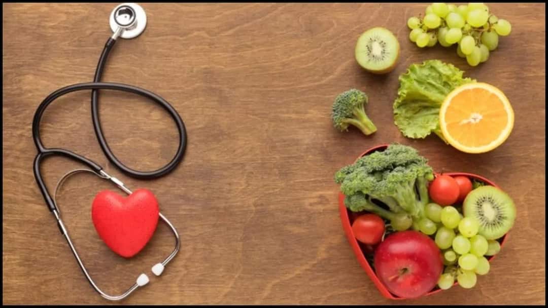 Health Tips follow these tips to reduce your high cholesterol naturally marathi news Health Tips : उच्च कोलेस्ट्रॉलमुळे हृदयविकाराचा वाढता धोका; जाणून घ्या नैसर्गिकरित्या कमी करण्याचे उपाय