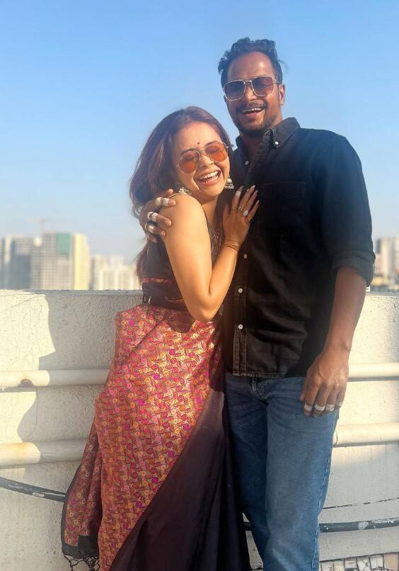 उन्होंने कहा कि 'किसके पास इतना समय है कि वे इन सब चीजों पर ध्यान दें. मैं सिर्फ अपने मतलब के लिए सोशल मीडिया चलाती हूं. अगर मैं किसी अमीर लड़के से शादी करती, तो मुझे गोल्ड डिगर का टैग दे दिया था. वहीं शाहरुख खान जैसे किसी शख्स से शादी करती, तो लोग बोलते उसने कैसे इससे शादी कर  ली...मैं अब ये समझ चुकी हूं कि चाहे कुछ भी कर लो, लोग आपके बारे में निगेटिव बोलेंगे ही.'