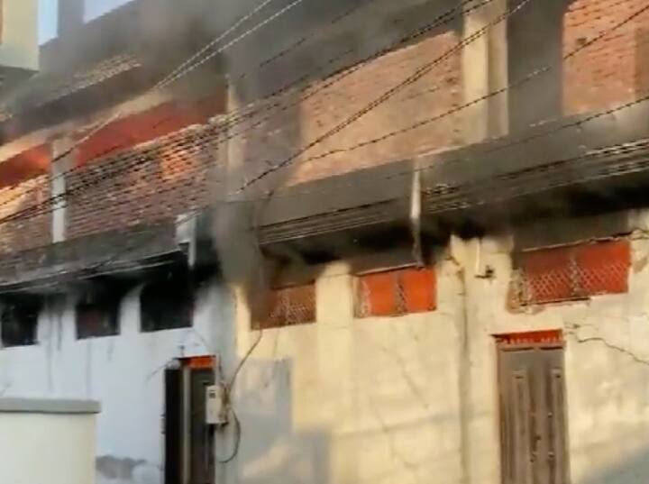Kanpur Fire broke out in a clothes warehouse 10-12 fire engines involved in extinguishing fire Kanpur Fire News: कानपुर में कपडा गोदाम में आग, दूर-दूर तक छाया काला धुआं, दमकल की 10-12 गाड़ियां मौजूद