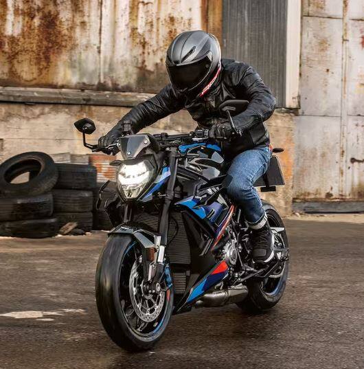BMW M 1000 RR 200hp ਨੂੰ ਪਾਰ ਕਰਨ ਵਾਲੀ ਕੰਪਨੀ ਦੀ ਪਹਿਲੀ ਨੇਕੇਡ ਬਾਈਕ ਹੈ। ਇਸ ਨੂੰ M 1000 RR ਦੇ 999cc ਇੰਜਣ ਨਾਲ ਲੈਸ ਕੀਤਾ ਗਿਆ ਹੈ। ਇਹ ਬਾਈਕ ਸਿਰਫ 3.2 ਸੈਕਿੰਡ ਵਿੱਚ 0-100 km/h ਦੀ ਰਫਤਾਰ ਫੜ ਲੈਂਦੀ ਹੈ ਅਤੇ ਇਸਦੀ ਟਾਪ ਸਪੀਡ 280 km/h ਹੈ।