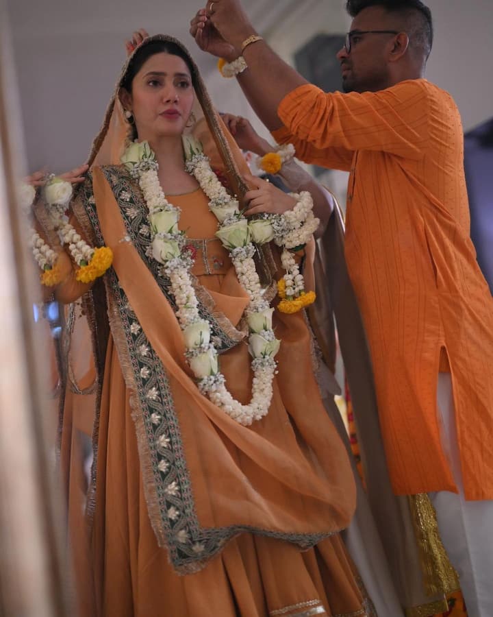 अपनी मायून रस्म में माहिरा ने ऑरेंज कलर का लहंगा पहना था जिस पर ग्रीन कलर की एम्ब्राइडरी की गई थी. उन्होंने इसके साथ मैचिंग दुपट्टा पेयर किया था. माहिरा ने गले और हाथों में में व्हाइट फूलों की माला पहनी हुई थी. इस लुक में वे बेहद खूबसूरत लग रही थीं.