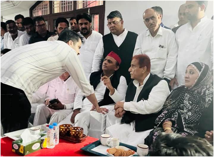 Akhilesh Yadav and Azam Khan reached Professor Ram Gopal Yadav brother home in Saifai  ANN UP News: अखिलेश यादव के साथ रामगोपाल यादव के भाई के घर पहुंचे आजम खान, अब्दुल्ला आजम भी रहे मौजूद