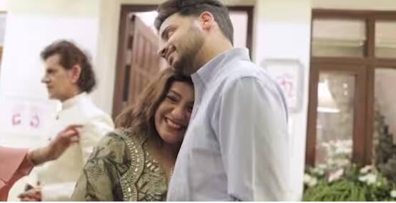 ਇਸ ਤਸਵੀਰ 'ਚ ਰਾਘਵ ਆਪਣੀ ਪਤਨੀ ਪਰੀ ਤੋਂ ਪਲੇਟ ਚੁੱਕਵਾਉਣ ਦੀ ਰਸਮ ਅਦਾ ਕਰਵਾਉਂਦੇ ਨਜ਼ਰ ਆ ਰਹੇ ਹਨ। ਜਿਸ ਵਿੱਚ ਉਹ ਸਾਰੀਆਂ ਪਲੇਟਾਂ ਚੁੱਕ ਕੇ ਆਪਣੀ ਸੱਸ ਨੂੰ ਦੇ ਦਿੰਦੀ ਹੈ।