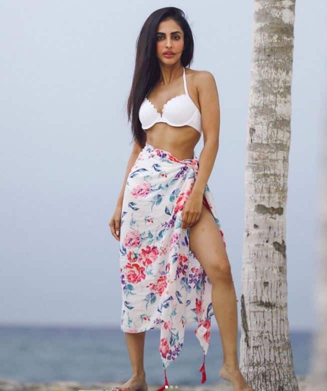 વ્હાઈટ બિકિની લૂકમાં એક્ટ્રેસ ખૂબ જ હોટ લાગી રહી છે.