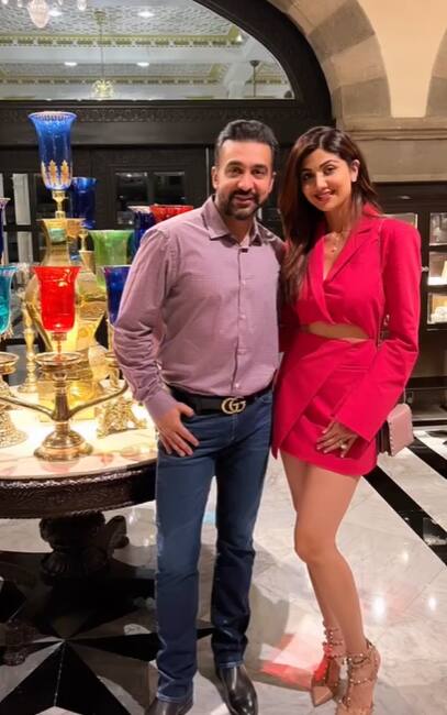 राज ने इसके अलावा एक और वीडियो भी शेयर किया है. जिसमें उन्होंने खुद को तो ताने मारे ही, साथ ही गलैमर वर्ल्ड में अपनी अतरंगी फैशन को लेकर सुर्खियां बटोरने वाली उर्फी जावेद को भी लपेटे में ले लिया. इस वीडियो में वो कहते नजर आ रहे हैं कि उन्हें मास्क पहनने की इतनी आदत हो गई है कि जब उनके बच्चे टीवी पर किसी दूसरे इंसान को मास्क पहने देखते हैं तो अपनी मम्मी को कहते हैं कि देखो पापा टीवी पर आ रहे हैं.